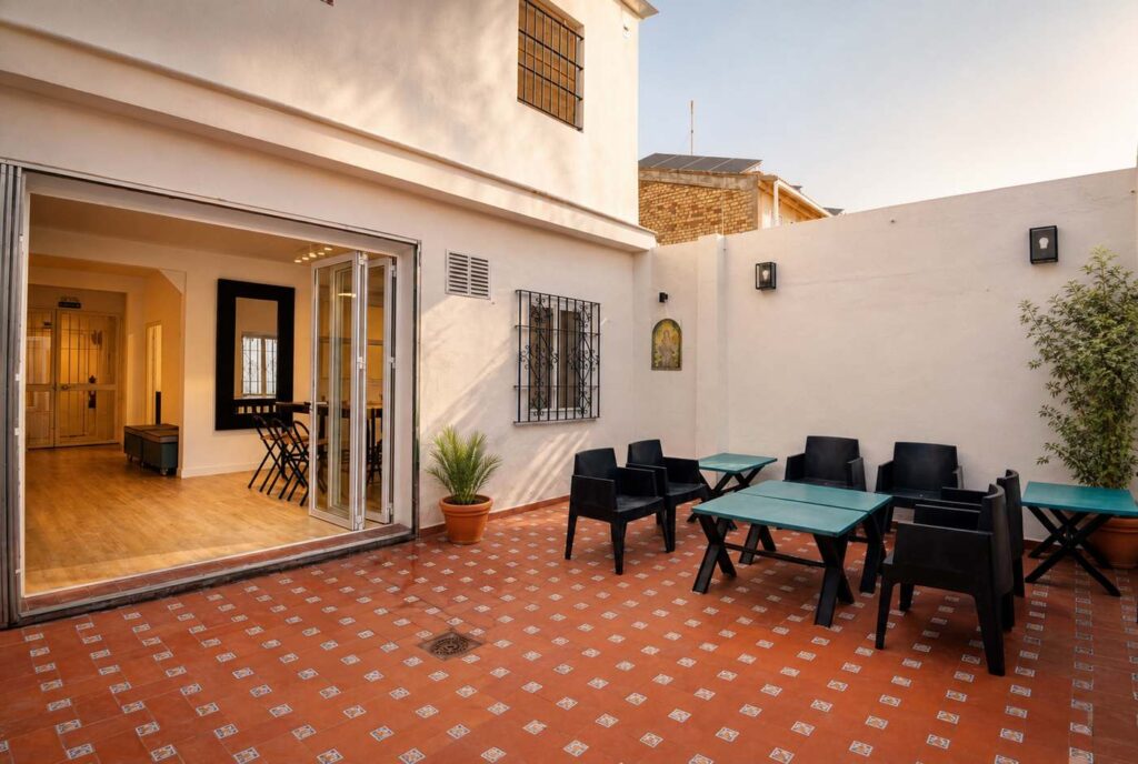 Patio central de Espacio27, en Bellavista (Sevilla)