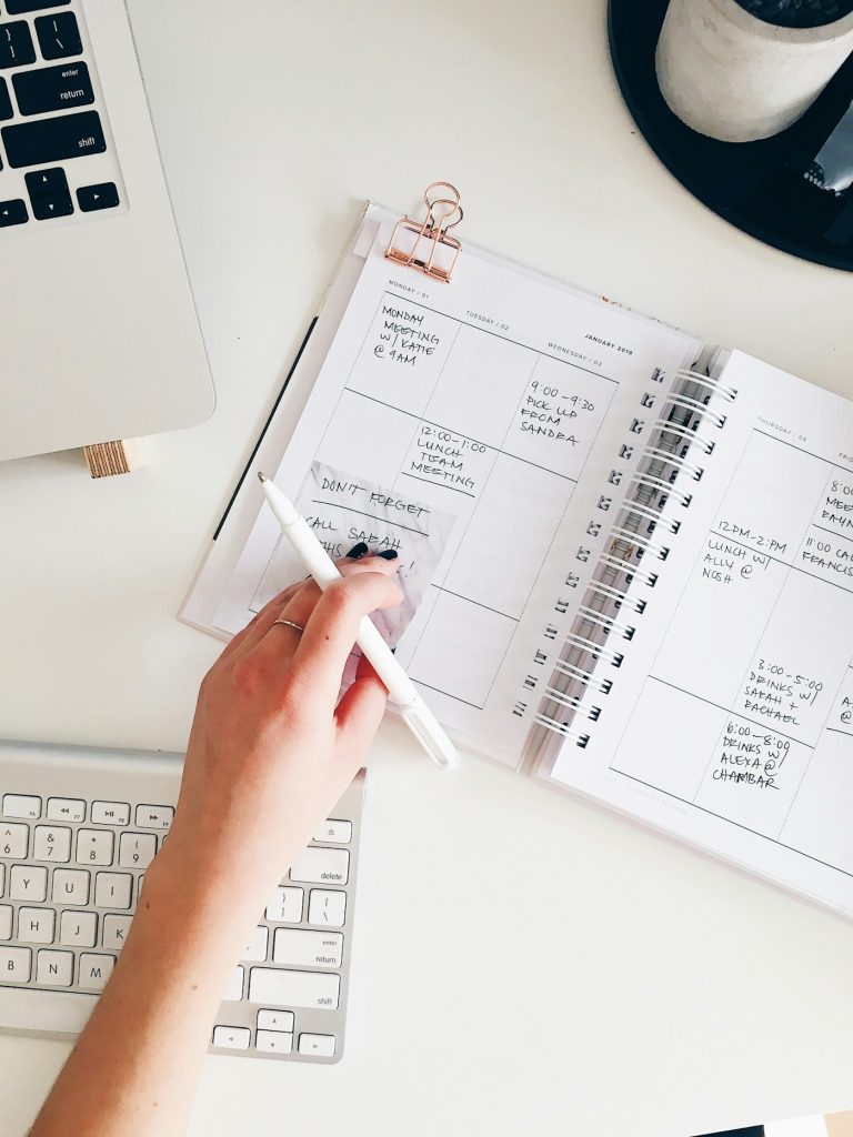 Cuaderno con cuentas y previsiones de un proyecto