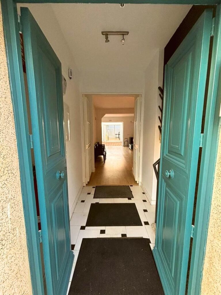 La puerta de Espacio27 en C/ Ávila, 27